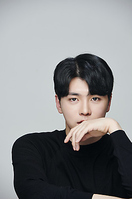 포토 JPG 스튜디오촬영 응시 남자 회색배경 실내 한명 상반신 20대 성인 앞모습 뷰티 턱괴기 한국인 의료성형뷰티 성인남자한명만 국내포토 1 시선 뷰포인트 백그라운드 모션 사람 동양인 청년 내부 회색 남자한명만 성인남자만 파일형식