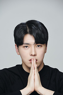 포토 JPG 스튜디오촬영 응시 남자 회색배경 실내 한명 근접촬영 상반신 20대 성인 앞모습 뷰티 한국인 손모으기 의료성형뷰티 성인남자한명만 국내포토 1 시선 뷰포인트 백그라운드 사람 동양인 손짓 청년 내부 회색 남자한명만 성인남자만 파일형식