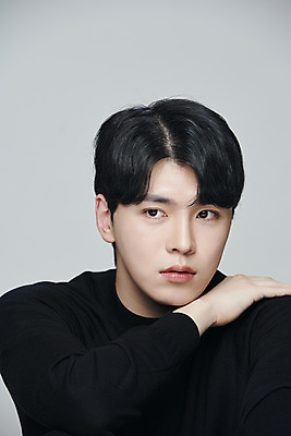 포토 JPG 스튜디오촬영 응시 남자 포즈 회색배경 실내 한명 근접촬영 상반신 20대 성인 앞모습 뷰티 한국인 의료성형뷰티 성인남자한명만 국내포토 1 시선 뷰포인트 백그라운드 사람 동양인 청년 내부 회색 남자한명만 성인남자만 파일형식