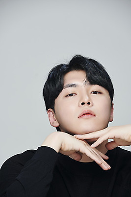 포토 JPG 스튜디오촬영 응시 남자 회색배경 실내 한명 근접촬영 상반신 20대 성인 앞모습 뷰티 턱괴기 한국인 의료성형뷰티 성인남자한명만 국내포토 1 시선 뷰포인트 백그라운드 모션 사람 동양인 청년 내부 회색 남자한명만 성인남자만 파일형식