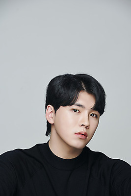 포토 JPG 스튜디오촬영 응시 남자 회색배경 실내 한명 근접촬영 상반신 20대 성인 앞모습 뷰티 한국인 의료성형뷰티 성인남자한명만 국내포토 1 시선 뷰포인트 백그라운드 사람 동양인 청년 내부 회색 남자한명만 성인남자만 파일형식