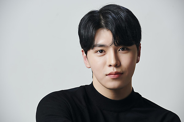 포토 JPG 스튜디오촬영 응시 남자 회색배경 실내 한명 근접촬영 상반신 20대 성인 앞모습 뷰티 한국인 의료성형뷰티 성인남자한명만 국내포토 1 시선 뷰포인트 백그라운드 사람 동양인 청년 내부 회색 남자한명만 성인남자만 파일형식