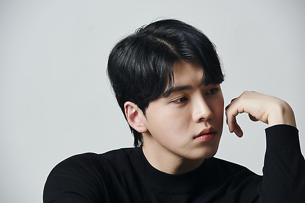 포토 JPG 스튜디오촬영 응시 남자 회색배경 실내 한명 손짓 근접촬영 상반신 20대 성인 옆모습 뷰티 한국인 의료성형뷰티 성인남자한명만 국내포토 1 시선 뷰포인트 백그라운드 모션 사람 동양인 청년 내부 회색 남자한명만 성인남자만 파일형식