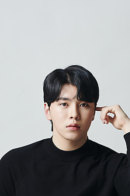 포토 JPG 스튜디오촬영 응시 남자 회색배경 실내 한명 손짓 상반신 20대 성인 앞모습 뷰티 한국인 의료성형뷰티 성인남자한명만 국내포토 1 시선 뷰포인트 백그라운드 모션 사람 동양인 청년 내부 회색 남자한명만 성인남자만 파일형식