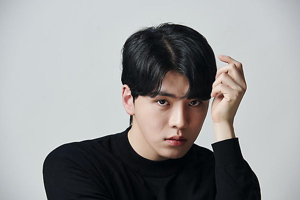 포토 JPG 스튜디오촬영 응시 남자 회색배경 실내 한명 손짓 상반신 20대 성인 앞모습 뷰티 한국인 의료성형뷰티 성인남자한명만 국내포토 1 시선 뷰포인트 백그라운드 모션 사람 동양인 청년 내부 회색 남자한명만 성인남자만 파일형식