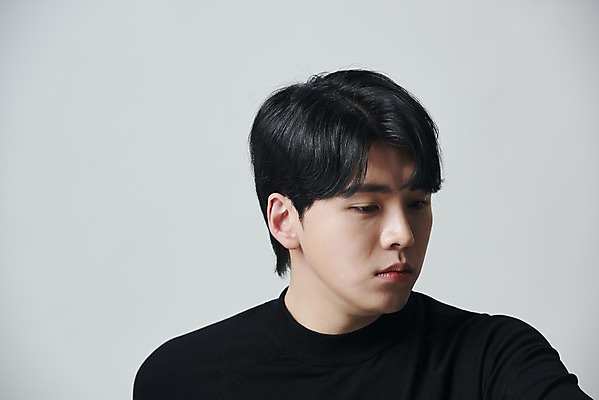 포토 JPG 스튜디오촬영 응시 남자 회색배경 실내 한명 상반신 20대 성인 앞모습 뷰티 한국인 의료성형뷰티 성인남자한명만 국내포토 1 시선 뷰포인트 백그라운드 사람 동양인 청년 내부 회색 남자한명만 성인남자만 파일형식