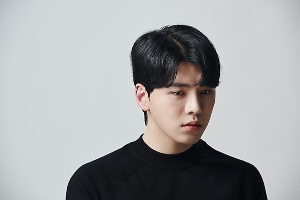 포토 JPG 스튜디오촬영 응시 남자 회색배경 실내 한명 상반신 20대 성인 앞모습 뷰티 한국인 의료성형뷰티 성인남자한명만 국내포토 1 시선 뷰포인트 백그라운드 사람 동양인 청년 내부 회색 남자한명만 성인남자만 파일형식