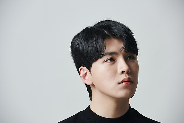 포토 JPG 스튜디오촬영 응시 남자 회색배경 실내 한명 상반신 20대 성인 앞모습 뷰티 한국인 의료성형뷰티 성인남자한명만 국내포토 1 시선 뷰포인트 백그라운드 사람 동양인 청년 내부 회색 남자한명만 성인남자만 파일형식