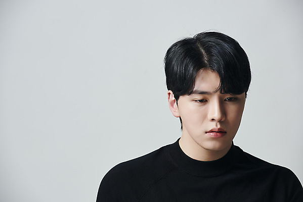 포토 JPG 스튜디오촬영 응시 남자 회색배경 실내 한명 상반신 20대 성인 앞모습 뷰티 한국인 의료성형뷰티 성인남자한명만 국내포토 1 시선 뷰포인트 백그라운드 사람 동양인 청년 내부 회색 남자한명만 성인남자만 파일형식