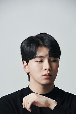 포토 JPG 스튜디오촬영 응시 남자 회색배경 실내 한명 손짓 상반신 20대 성인 앞모습 뷰티 한국인 의료성형뷰티 성인남자한명만 국내포토 1 시선 뷰포인트 백그라운드 모션 사람 동양인 청년 내부 회색 남자한명만 성인남자만 파일형식