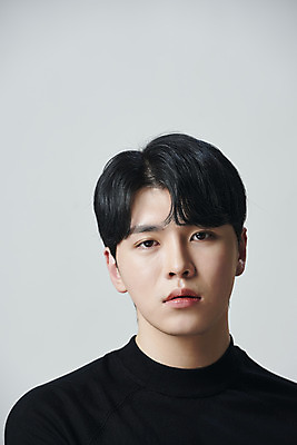 포토 JPG 스튜디오촬영 응시 남자 회색배경 실내 한명 상반신 20대 성인 앞모습 뷰티 한국인 의료성형뷰티 성인남자한명만 국내포토 1 시선 뷰포인트 백그라운드 사람 동양인 청년 내부 회색 남자한명만 성인남자만 파일형식