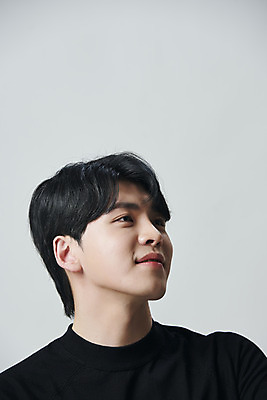 포토 JPG 스튜디오촬영 남자 회색배경 실내 한명 미소 상반신 20대 성인 옆모습 뷰티 한국인 올려보기 의료성형뷰티 성인남자한명만 국내포토 1 뷰포인트 백그라운드 모션 표정 사람 동양인 청년 내부 회색 남자한명만 성인남자만 파일형식