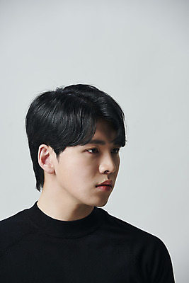 포토 JPG 스튜디오촬영 응시 남자 회색배경 실내 한명 상반신 20대 성인 옆모습 뷰티 한국인 의료성형뷰티 성인남자한명만 국내포토 1 시선 뷰포인트 백그라운드 사람 동양인 청년 내부 회색 남자한명만 성인남자만 파일형식