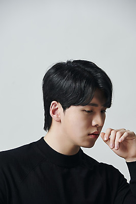 포토 JPG 스튜디오촬영 응시 남자 회색배경 실내 한명 손짓 상반신 20대 성인 옆모습 뷰티 한국인 의료성형뷰티 성인남자한명만 국내포토 1 시선 뷰포인트 백그라운드 모션 사람 동양인 청년 내부 회색 남자한명만 성인남자만 파일형식