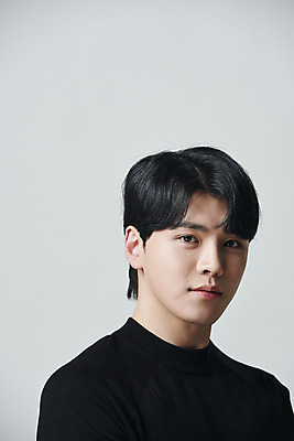 포토 JPG 스튜디오촬영 응시 남자 회색배경 실내 한명 미소 상반신 20대 성인 앞모습 뷰티 한국인 의료성형뷰티 성인남자한명만 국내포토 1 시선 뷰포인트 백그라운드 표정 사람 동양인 청년 내부 회색 남자한명만 성인남자만 파일형식