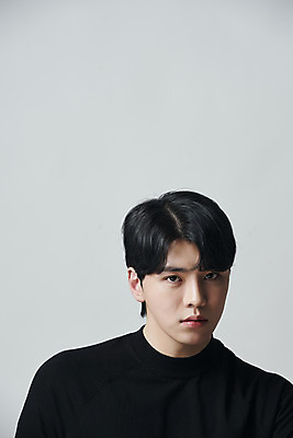 포토 JPG 스튜디오촬영 응시 남자 회색배경 실내 한명 상반신 20대 성인 앞모습 뷰티 한국인 의료성형뷰티 성인남자한명만 국내포토 1 시선 뷰포인트 백그라운드 사람 동양인 청년 내부 회색 남자한명만 성인남자만 파일형식