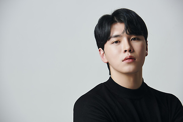 포토 JPG 스튜디오촬영 응시 남자 회색배경 실내 한명 상반신 20대 성인 앞모습 뷰티 한국인 의료성형뷰티 성인남자한명만 국내포토 1 시선 뷰포인트 백그라운드 사람 동양인 청년 내부 회색 남자한명만 성인남자만 파일형식