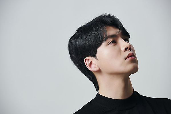 포토 JPG 스튜디오촬영 남자 회색배경 실내 한명 상반신 20대 성인 옆모습 뷰티 한국인 올려보기 의료성형뷰티 성인남자한명만 국내포토 1 뷰포인트 백그라운드 모션 사람 동양인 청년 내부 회색 남자한명만 성인남자만 파일형식