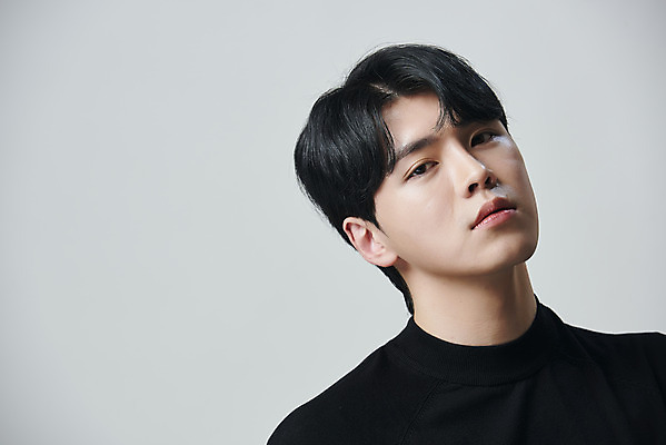 포토 JPG 스튜디오촬영 응시 남자 회색배경 실내 한명 상반신 20대 성인 앞모습 뷰티 한국인 의료성형뷰티 성인남자한명만 국내포토 1 시선 뷰포인트 백그라운드 사람 동양인 청년 내부 회색 남자한명만 성인남자만 파일형식