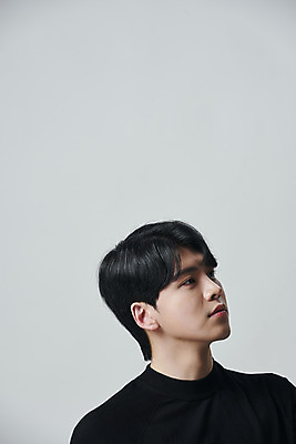 포토 JPG 스튜디오촬영 남자 회색배경 실내 한명 상반신 20대 성인 옆모습 뷰티 한국인 올려보기 의료성형뷰티 성인남자한명만 국내포토 1 뷰포인트 백그라운드 모션 사람 동양인 청년 내부 회색 남자한명만 성인남자만 파일형식