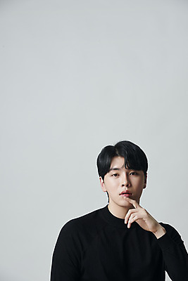 포토 JPG 스튜디오촬영 응시 남자 회색배경 실내 한명 손짓 상반신 20대 성인 앞모습 뷰티 한국인 의료성형뷰티 성인남자한명만 국내포토 1 시선 뷰포인트 백그라운드 모션 사람 동양인 청년 내부 회색 남자한명만 성인남자만 파일형식