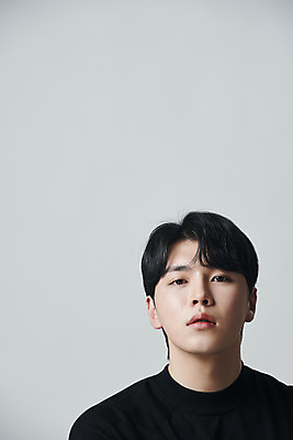 포토 JPG 스튜디오촬영 응시 남자 회색배경 실내 한명 상반신 20대 성인 앞모습 뷰티 한국인 의료성형뷰티 성인남자한명만 국내포토 1 시선 뷰포인트 백그라운드 사람 동양인 청년 내부 회색 남자한명만 성인남자만 파일형식