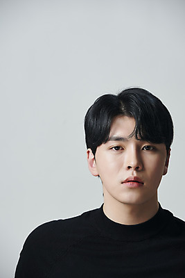 포토 JPG 스튜디오촬영 응시 남자 회색배경 실내 한명 상반신 20대 성인 앞모습 뷰티 한국인 의료성형뷰티 성인남자한명만 국내포토 1 시선 뷰포인트 백그라운드 사람 동양인 청년 내부 회색 남자한명만 성인남자만 파일형식