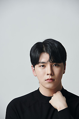 포토 JPG 스튜디오촬영 응시 남자 회색배경 실내 한명 손짓 상반신 20대 성인 앞모습 뷰티 한국인 의료성형뷰티 성인남자한명만 국내포토 1 시선 뷰포인트 백그라운드 모션 사람 동양인 청년 내부 회색 남자한명만 성인남자만 파일형식