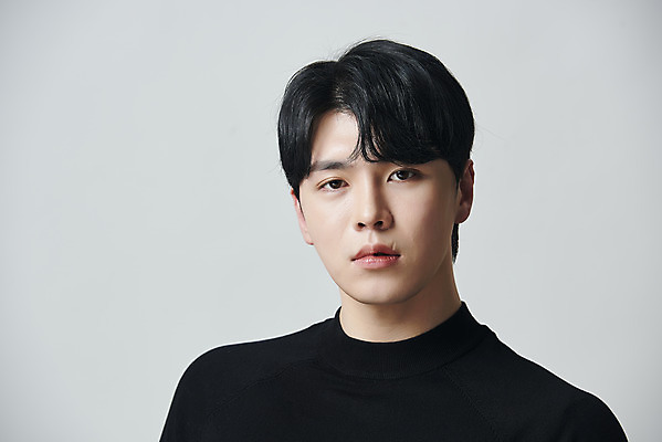 포토 JPG 스튜디오촬영 응시 남자 회색배경 실내 한명 상반신 20대 성인 앞모습 뷰티 한국인 의료성형뷰티 성인남자한명만 국내포토 1 시선 뷰포인트 백그라운드 사람 동양인 청년 내부 회색 남자한명만 성인남자만 파일형식