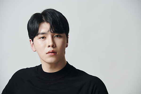 포토 JPG 스튜디오촬영 응시 남자 회색배경 실내 한명 상반신 20대 성인 앞모습 뷰티 한국인 의료성형뷰티 성인남자한명만 국내포토 1 시선 뷰포인트 백그라운드 사람 동양인 청년 내부 회색 남자한명만 성인남자만 파일형식