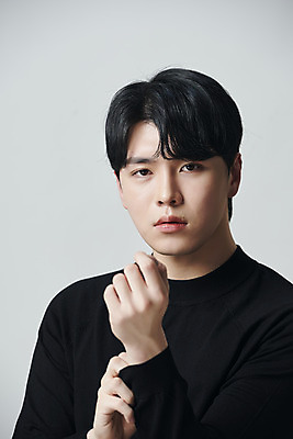 포토 JPG 스튜디오촬영 응시 남자 회색배경 실내 한명 손짓 상반신 20대 성인 앞모습 뷰티 한국인 의료성형뷰티 성인남자한명만 국내포토 1 시선 뷰포인트 백그라운드 모션 사람 동양인 청년 내부 회색 남자한명만 성인남자만 파일형식