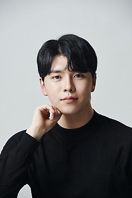 포토 JPG 스튜디오촬영 응시 남자 회색배경 실내 한명 미소 상반신 20대 성인 앞모습 뷰티 턱괴기 한국인 의료성형뷰티 성인남자한명만 국내포토 1 시선 뷰포인트 백그라운드 모션 표정 사람 동양인 청년 내부 회색 남자한명만 성인남자만 파일형식