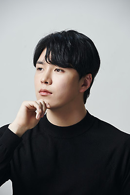 포토 JPG 스튜디오촬영 응시 남자 회색배경 실내 한명 상반신 20대 성인 옆모습 뷰티 턱괴기 한국인 의료성형뷰티 성인남자한명만 국내포토 1 시선 뷰포인트 백그라운드 모션 사람 동양인 청년 내부 회색 남자한명만 성인남자만 파일형식