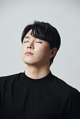 포토 JPG 스튜디오촬영 남자 회색배경 실내 한명 상반신 20대 성인 옆모습 뷰티 눈감음 한국인 의료성형뷰티 성인남자한명만 국내포토 1 뷰포인트 백그라운드 모션 사람 동양인 청년 내부 회색 남자한명만 성인남자만 파일형식