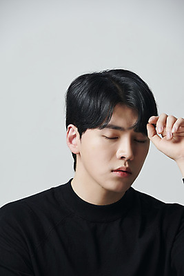 포토 JPG 스튜디오촬영 남자 회색배경 실내 한명 손짓 상반신 20대 성인 옆모습 뷰티 눈감음 한국인 의료성형뷰티 성인남자한명만 국내포토 1 뷰포인트 백그라운드 모션 사람 동양인 청년 내부 회색 남자한명만 성인남자만 파일형식