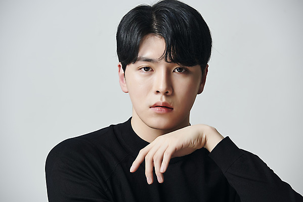 포토 JPG 스튜디오촬영 응시 남자 회색배경 실내 한명 상반신 20대 성인 앞모습 뷰티 턱괴기 한국인 의료성형뷰티 성인남자한명만 국내포토 1 시선 뷰포인트 백그라운드 모션 사람 동양인 청년 내부 회색 남자한명만 성인남자만 파일형식