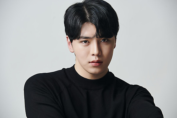 포토 JPG 스튜디오촬영 응시 남자 회색배경 실내 한명 상반신 20대 성인 앞모습 뷰티 한국인 의료성형뷰티 성인남자한명만 국내포토 1 시선 뷰포인트 백그라운드 사람 동양인 청년 내부 회색 남자한명만 성인남자만 파일형식