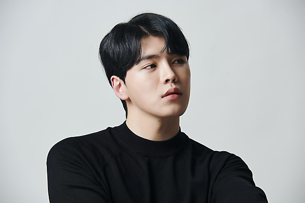 포토 JPG 스튜디오촬영 응시 남자 회색배경 실내 한명 상반신 20대 성인 옆모습 뷰티 한국인 의료성형뷰티 성인남자한명만 국내포토 1 시선 뷰포인트 백그라운드 사람 동양인 청년 내부 회색 남자한명만 성인남자만 파일형식