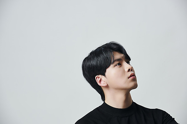 포토 JPG 스튜디오촬영 남자 회색배경 실내 한명 상반신 20대 성인 옆모습 뷰티 한국인 올려보기 의료성형뷰티 성인남자한명만 국내포토 1 뷰포인트 백그라운드 모션 사람 동양인 청년 내부 회색 남자한명만 성인남자만 파일형식