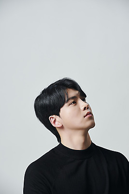 포토 JPG 스튜디오촬영 응시 남자 회색배경 실내 한명 상반신 20대 성인 옆모습 뷰티 한국인 올려보기 의료성형뷰티 성인남자한명만 국내포토 1 시선 뷰포인트 백그라운드 모션 사람 동양인 청년 내부 회색 남자한명만 성인남자만 파일형식