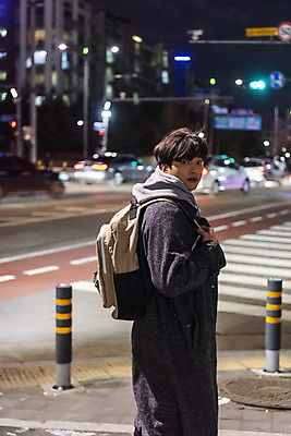포토 JPG 남자 겨울 청소년 책가방 한명 서기 상반신 야외 옆모습 아웃포커스 10대 한국인 뒤돌아보기 횡단보도 야간 귀가 야간자율학습 십대남자한명만 국내포토 자연요소 1 계절 뷰포인트 가방 모션 촬영기법 사람 동양인 보행로 남자한명만 십대남자만 파일형식