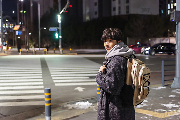 포토 JPG 남자 겨울 청소년 책가방 한명 서기 상반신 야외 옆모습 10대 한국인 뒤돌아보기 횡단보도 야간 귀가 야간자율학습 십대남자한명만 국내포토 자연요소 1 계절 뷰포인트 가방 모션 사람 동양인 보행로 남자한명만 십대남자만 파일형식