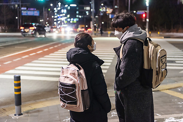 포토 JPG 여자 남자 겨울 청소년 책가방 마스크 서기 상반신 야외 두명 뒷모습 10대 마주보기 한국인 횡단보도 야간 귀가 야간자율학습 십대만 코로나바이러스 국내포토 자연요소 계절 뷰포인트 가방 모션 사람 동양인 보행로 바이러스 파일형식