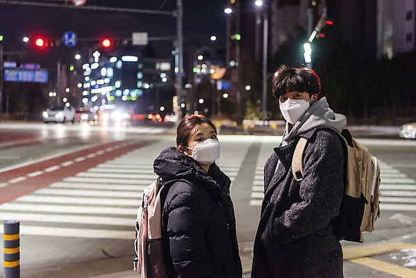 포토 JPG 여자 남자 겨울 청소년 책가방 마스크 서기 상반신 야외 두명 옆모습 10대 한국인 뒤돌아보기 횡단보도 야간 주머니손 귀가 야간자율학습 십대만 코로나바이러스 국내포토 자연요소 계절 뷰포인트 가방 모션 사람 동양인 보행로 바이러스 파일형식