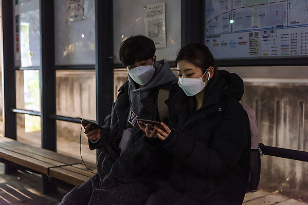 포토 JPG 여자 남자 이어폰 겨울 청소년 책가방 마스크 들기 앉기 상반신 야외 두명 앞모습 10대 스마트폰 한국인 버스정류장 야간 귀가 야간자율학습 온라인강의 십대만 코로나바이러스 국내포토 시청하다 자연요소 계절 뷰포인트 음향기기 가방 모션 사람 동양인 핸드폰 스마트기기 바이러스 역 강의 파일형식 언택트