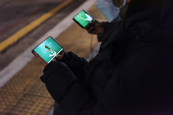 포토 JPG 여자 남자 겨울 청소년 마스크 들기 앉기 상반신 야외 두명 옆모습 10대 스마트폰 한국인 버스정류장 야간 귀가 야간자율학습 온라인강의 십대만 코로나바이러스 국내포토 시청하다 자연요소 계절 뷰포인트 모션 사람 동양인 핸드폰 스마트기기 바이러스 역 강의 파일형식 언택트