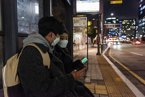 포토 JPG 여자 남자 이어폰 겨울 청소년 책가방 마스크 들기 앉기 상반신 야외 두명 옆모습 10대 스마트폰 한국인 버스정류장 야간 귀가 야간자율학습 온라인강의 십대만 코로나바이러스 국내포토 시청하다 자연요소 계절 뷰포인트 음향기기 가방 모션 사람 동양인 핸드폰 스마트기기 바이러스 역 강의 파일형식 언택트