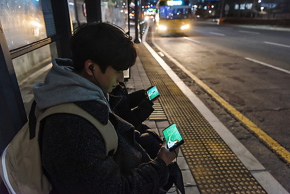 포토 JPG 여자 남자 이어폰 겨울 청소년 책가방 들기 앉기 상반신 야외 두명 옆모습 10대 스마트폰 한국인 버스정류장 야간 귀가 야간자율학습 온라인강의 십대만 국내포토 시청하다 자연요소 계절 뷰포인트 음향기기 가방 모션 사람 동양인 핸드폰 스마트기기 역 강의 파일형식 언택트
