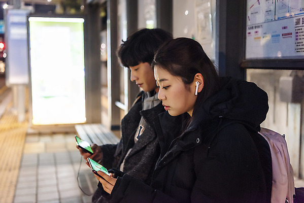 포토 JPG 여자 남자 이어폰 겨울 청소년 책가방 들기 앉기 상반신 야외 두명 옆모습 10대 스마트폰 한국인 버스정류장 야간 귀가 야간자율학습 온라인강의 십대만 국내포토 시청하다 자연요소 계절 뷰포인트 음향기기 가방 모션 사람 동양인 핸드폰 스마트기기 역 강의 파일형식 언택트
