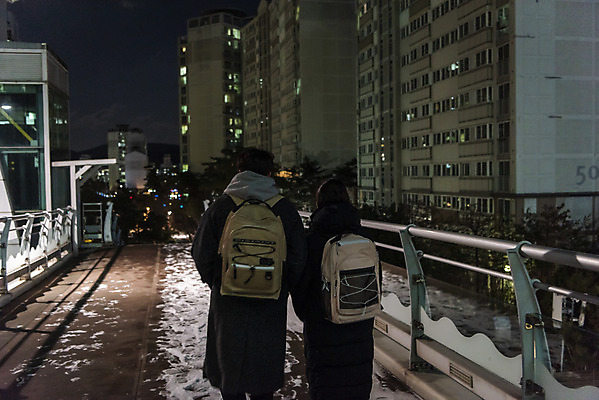 포토 JPG 여자 남자 겨울 청소년 아파트 책가방 서기 상반신 야외 두명 뒷모습 10대 걷기 한국인 야간 육교 귀가 야간자율학습 십대만 국내포토 자연요소 계절 뷰포인트 가방 모션 주택 사람 동양인 다리_건축물 파일형식